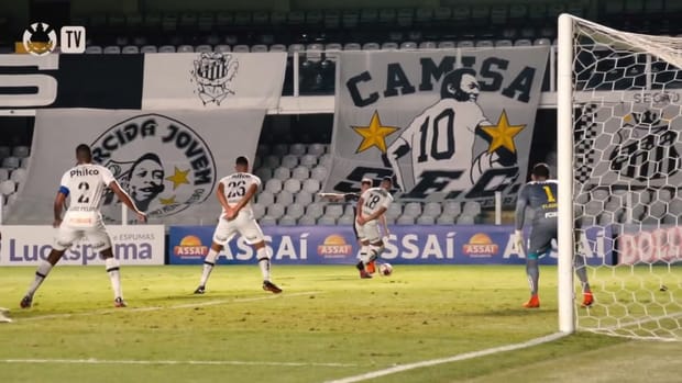 Raul Gustavo gets emotional after score his first professional goal